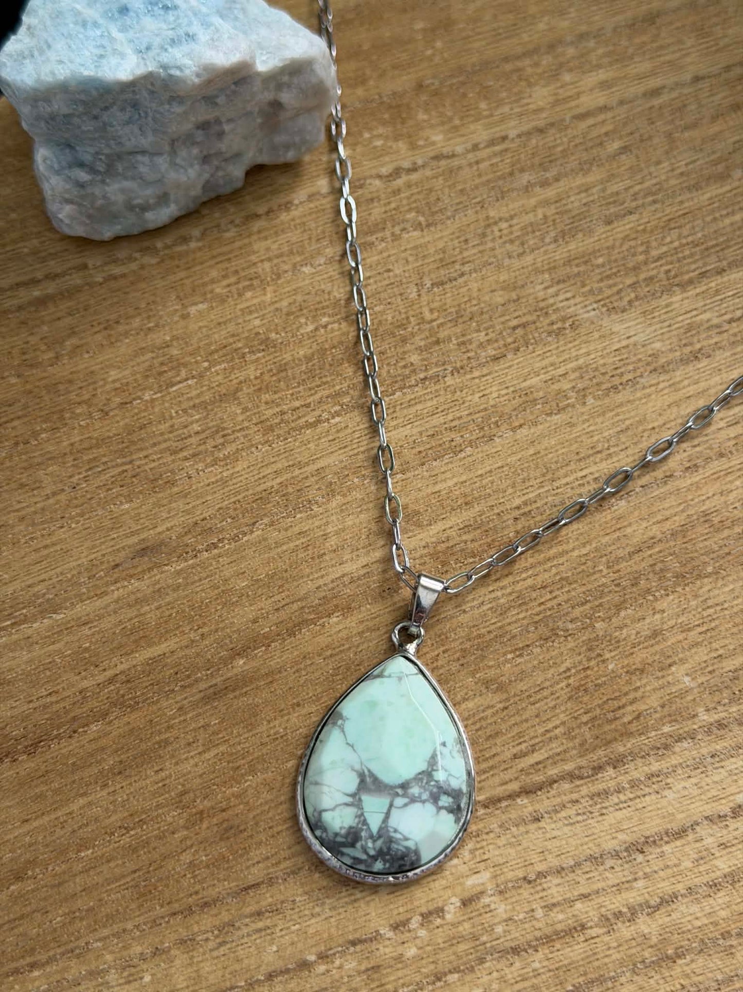 TURQUOISE HOWLITE NECKLACE